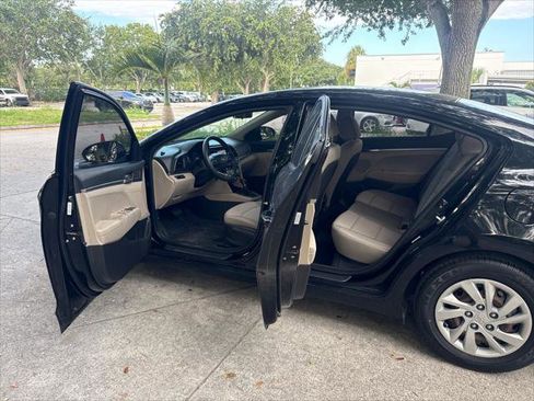 Used 2020 Hyundai Elantra SE FWD image 11