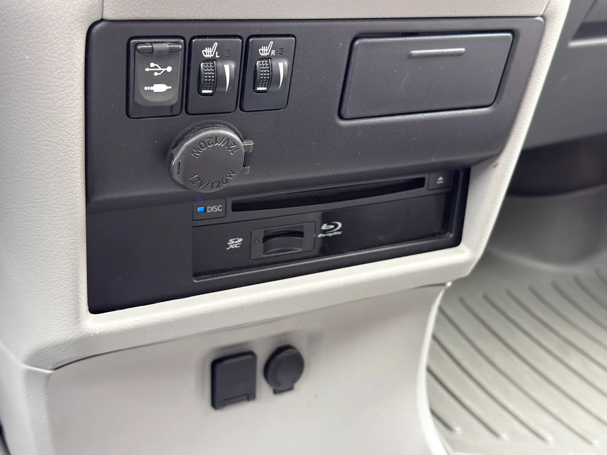 Used 2017 Toyota Sienna XLE Premium FWD image 31