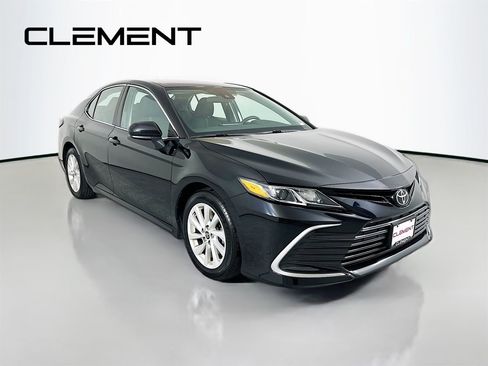 Used 2022 Toyota Camry LE image 3