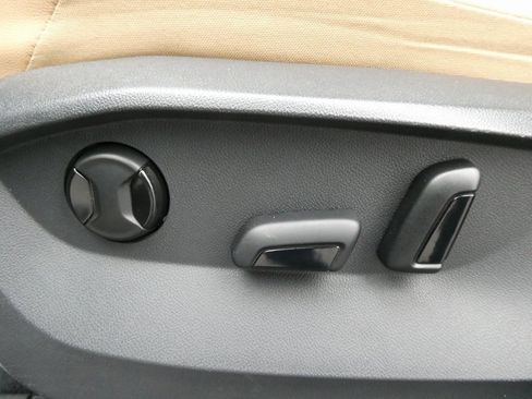 Used 2022 Volkswagen Tiguan SE w/ Panoramic Sunroof Package image 21