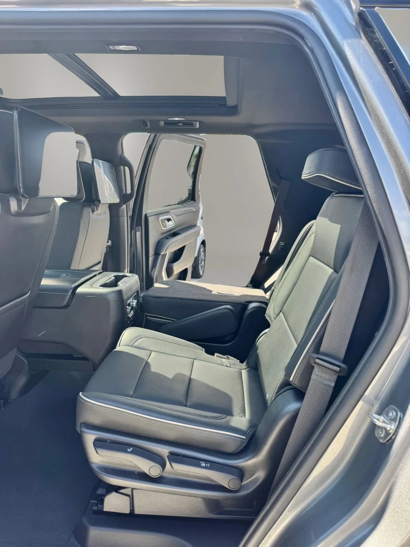 Used 2022 GMC Yukon SLT w/ SLT Premium Package AWD/4WD image 18