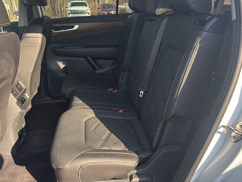 Used 2025 Volkswagen Atlas SE image 11