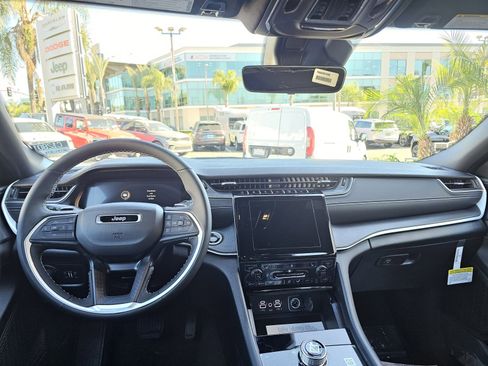 New 2025 Jeep Grand Cherokee L Altitude image 27