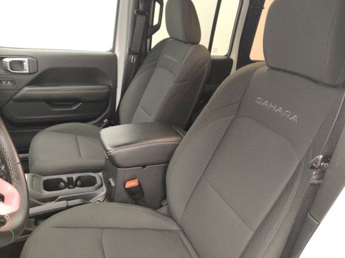 Used 2019 Jeep Wrangler Unlimited Sahara AWD/4WD image 17