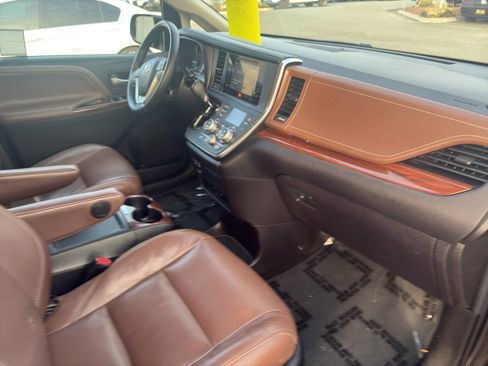 Used 2017 Toyota Sienna Limited Premium image 30
