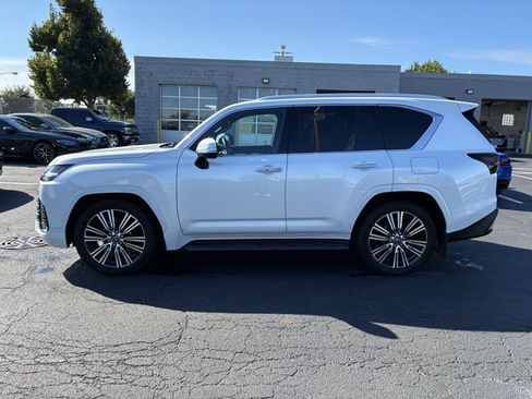 Used 2024 Lexus LX 600 4WD w/ Luxury Package image 8