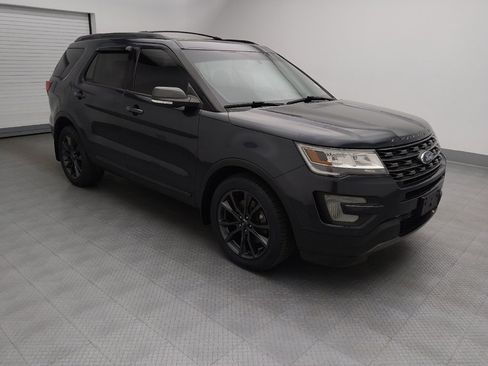 Used 2017 Ford Explorer XLT w/ Equipment Group 202A AWD/4WD image 11