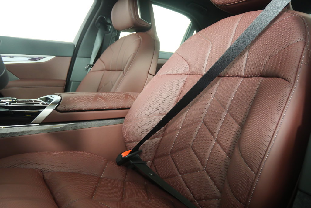 Used 2026 BMW i7 eDrive50 w/ Premium Package RWD image 10