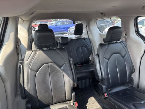 Used 2017 Chrysler Pacifica Touring-L FWD image 32