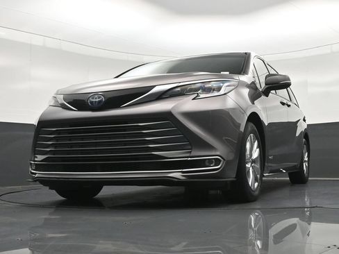 Used 2021 Toyota Sienna Limited FWD image 32