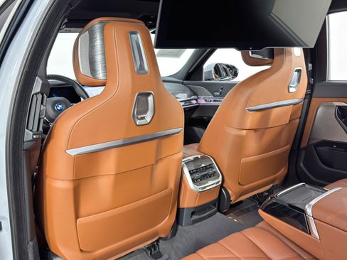 Used 2024 BMW i7 xDrive60 w/ Premium Package image 45