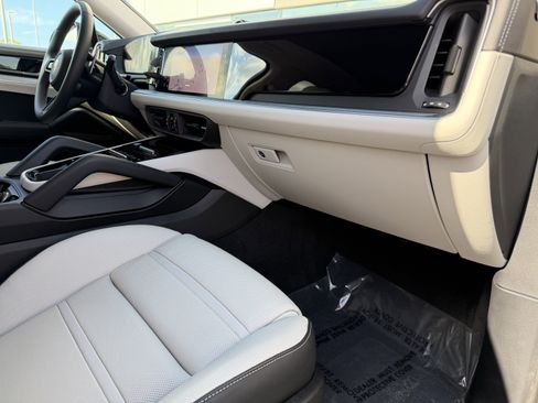 Certified 2024 Porsche Cayenne Coupe image 17