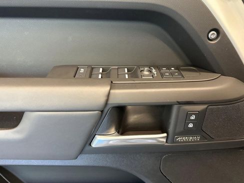 New 2026 Land Rover Defender 110 X-Dynamic SE AWD/4WD image 12