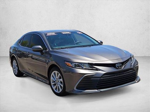 Used 2022 Toyota Camry LE FWD image 3