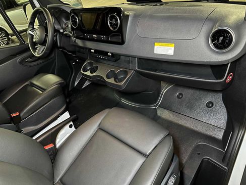 Used 2025 Mercedes-Benz Sprinter 2500 image 11