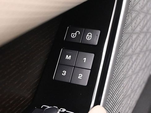 Used 2020 Land Rover Range Rover Velar S image 31