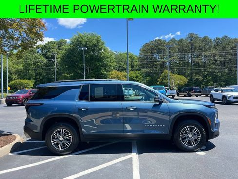 Used 2025 Chevrolet Traverse LT FWD image 2