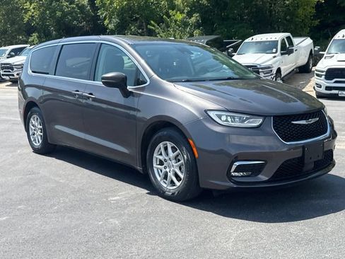 Used 2023 Chrysler Pacifica Touring-L FWD image 10