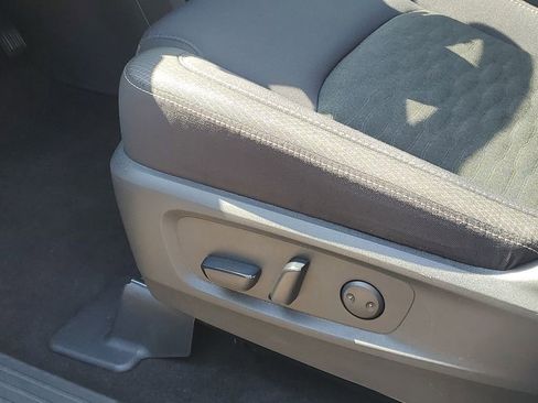 Used 2024 Nissan Pathfinder SV image 11