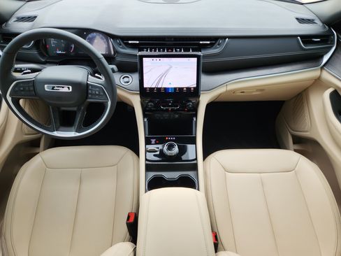 Used 2024 Jeep Grand Cherokee L Limited w/ Black Appearance Package image 25