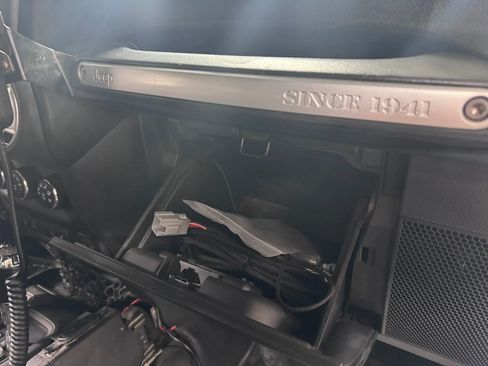 Used 2015 Jeep Wrangler Unlimited Rubicon w/ Connectivity Group AWD/4WD image 41