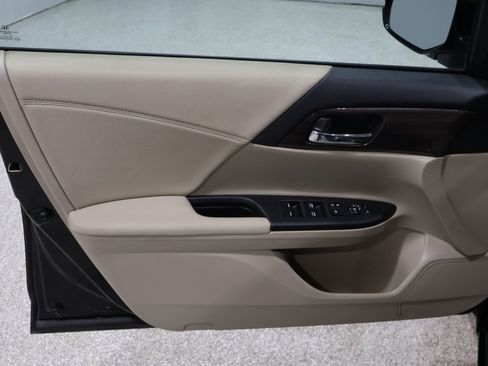 Used 2017 Honda Accord EX image 13