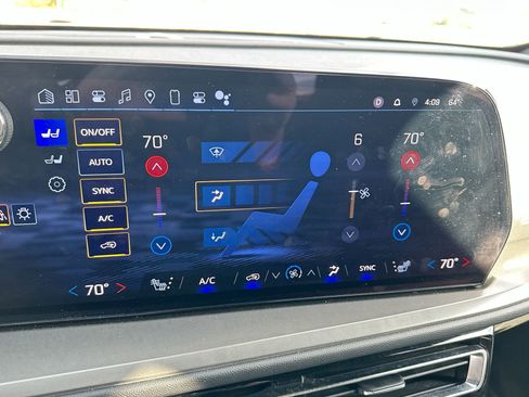 Used 2024 Chevrolet Traverse LT image 19