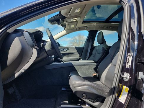 Used 2022 Volvo XC60 B5 Momentum image 14