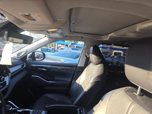 Used 2024 Toyota Highlander Limited FWD image 18