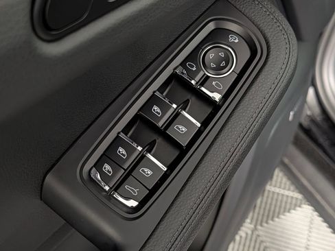 Certified 2025 Porsche Macan image 27