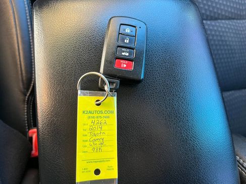 Used 2014 Toyota Camry SE image 12