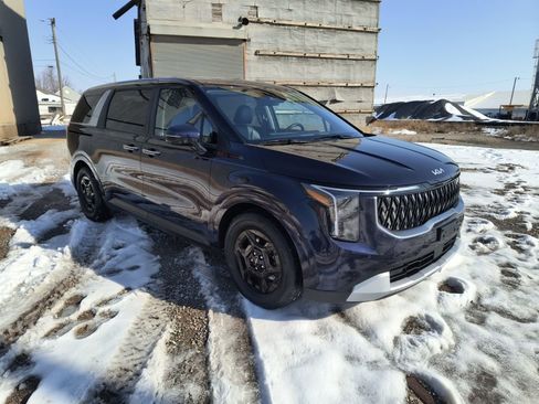 Used 2025 Kia Carnival image 2