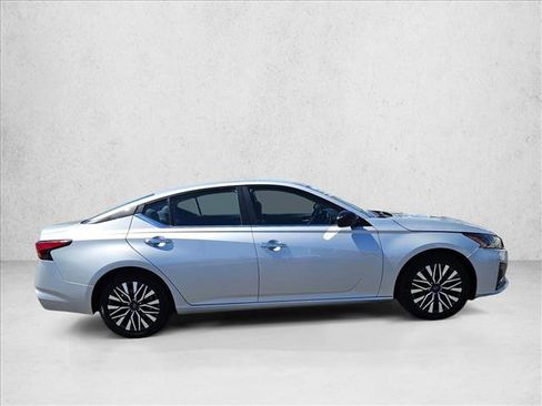 Used 2024 Nissan Altima 2.5 SV FWD image 4