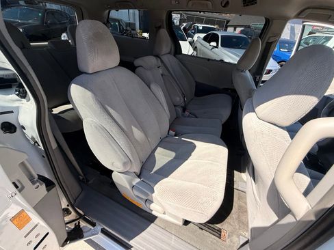 Used 2014 Toyota Sienna LE image 19