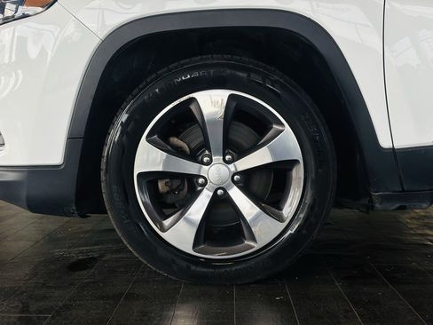 Used 2020 Jeep Cherokee Limited FWD image 28