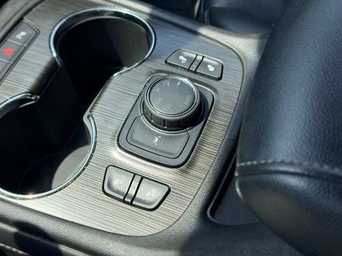 Used 2023 GMC Acadia SLT w/ Elevation Edition AWD/4WD image 17