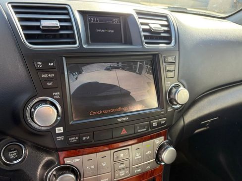Used 2012 Toyota Highlander Limited w/ Tow Pkg AWD/4WD image 26