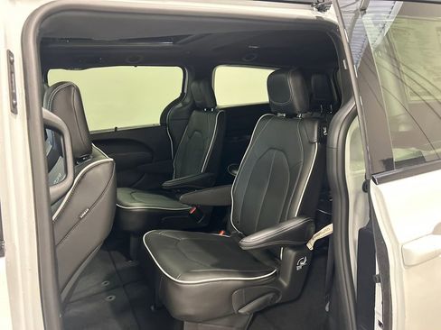 New 2026 Chrysler Pacifica Limited w/ S Appearance Package image 33