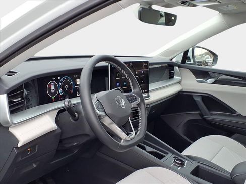 Used 2025 Volkswagen Tiguan SE image 8