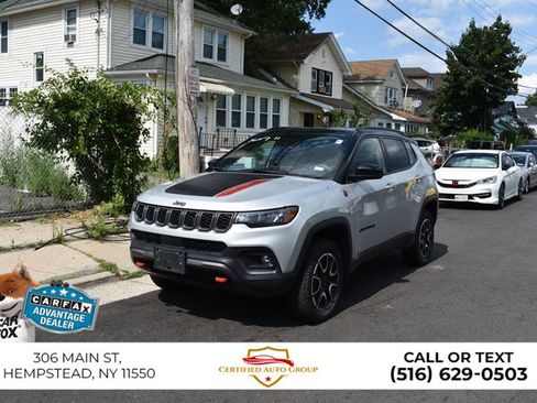 Used 2025 Jeep Compass Trailhawk AWD/4WD image 2