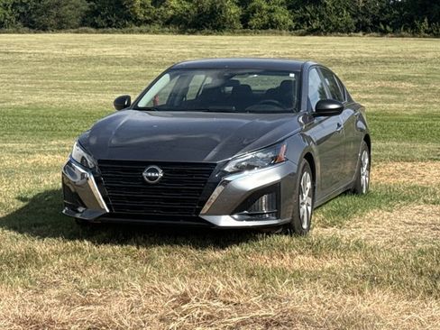 Used 2025 Nissan Altima 2.5 S FWD image 3