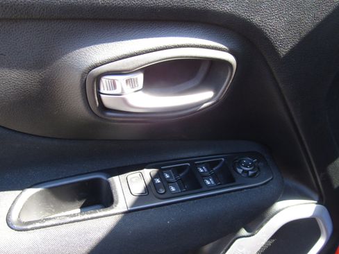 Used 2019 Jeep Renegade Sport image 13