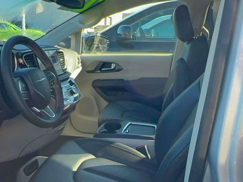 Used 2024 Chrysler Pacifica Touring-L image 14