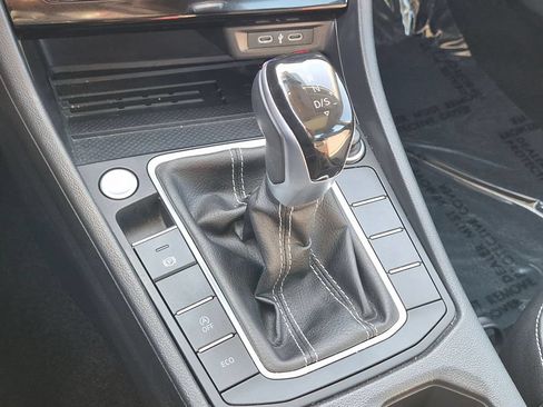 Used 2025 Volkswagen Jetta SE FWD image 18