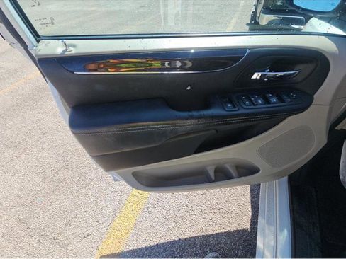 Used 2016 Chrysler Town & Country Touring w/ Driver Convenience Group image 11