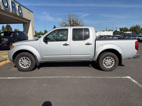 Used 2018 Nissan Frontier SV AWD/4WD image 2