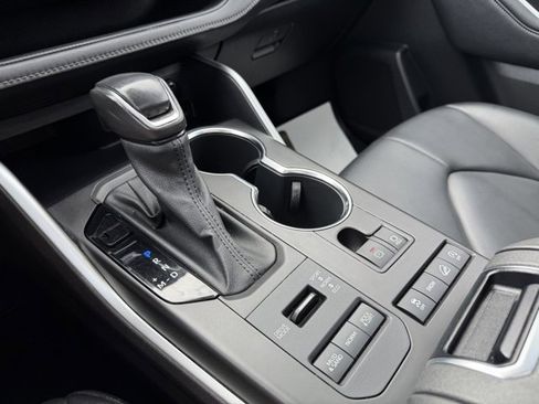 Used 2021 Toyota Highlander XLE image 30