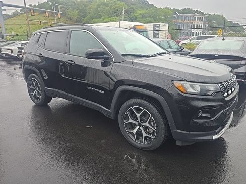 Used 2025 Jeep Compass Limited AWD/4WD image 2