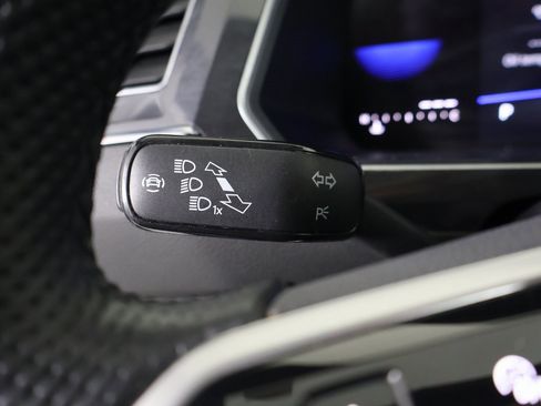 Used 2023 Volkswagen Tiguan SE R-Line image 28