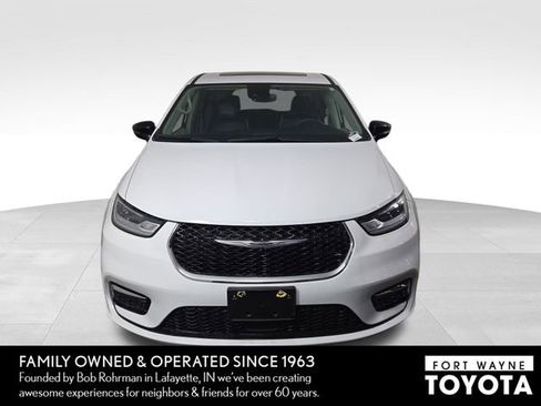 Used 2024 Chrysler Pacifica Limited AWD/4WD image 3